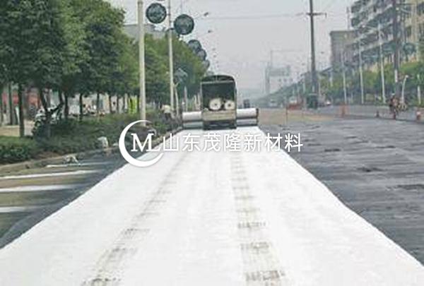 1.68万平方米土工布送到沿江险工险段，随时可投入使用