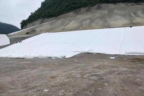 在农田水利工程中应用土工布应该注意哪些问题呢？