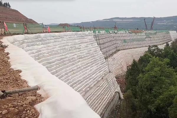 高强加筋土工布加筋材料的间距是多少 第1张